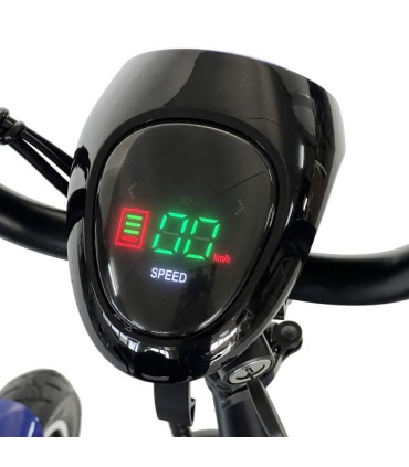 Detalle del manillar del scooter CITY con el acelerador de puño y el display digital.