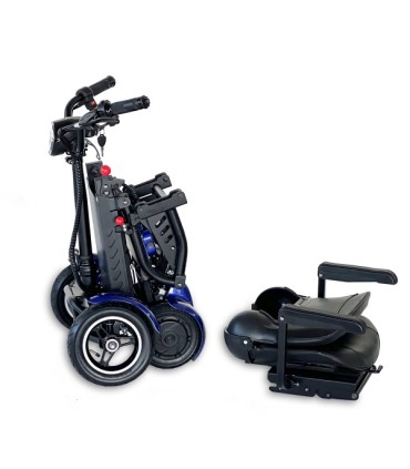 Scooter CITY plegado de forma compacta, mostrando su facilidad para el transporte.
