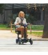 Persona conduciendo ágilmente el scooter CITY por una calle de la ciudad.