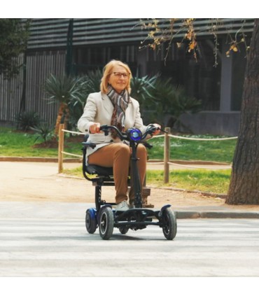 Persona conduciendo ágilmente el scooter CITY por una calle de la ciudad.