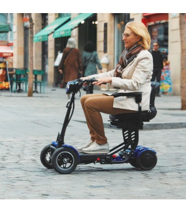 Persona conduciendo ágilmente el scooter CITY por una calle de la ciudad.