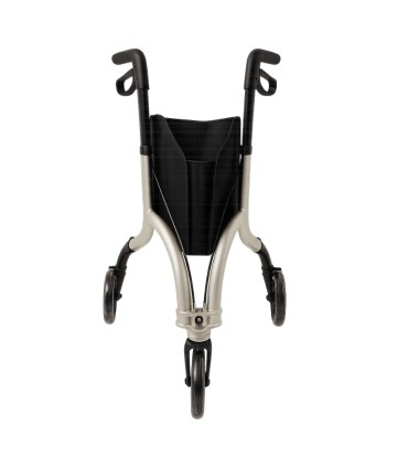 Andador de 3 ruedas plegado de forma compacta, mostrando su medida de 28 cm.