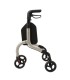 Detalle de la maneta de freno con sistema de bloqueo del rollator de 3 ruedas.