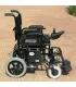 Silla power chair de lado en la calle