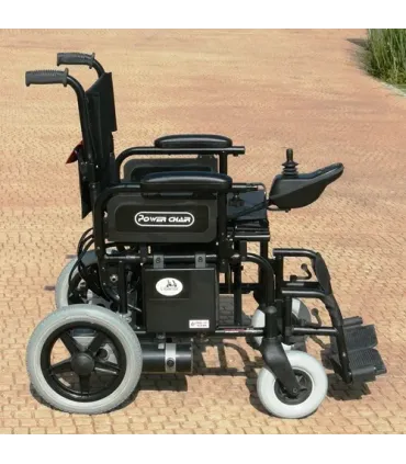 Silla power chair de lado en la calle